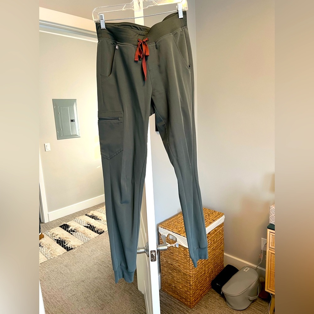 Women’s FIGS Zamora jogger scrub pants in moss green size SMALL TALL